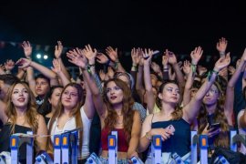 EMRE ALTUĞ VE DERYA BEDAVACI RÜZGARI ESTİ