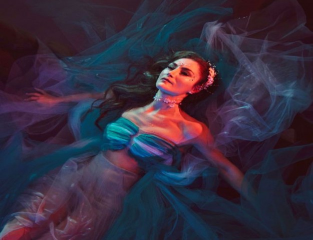 NUR YÖRÜKOĞLU'NA SEZEN ELİ DEĞDİ