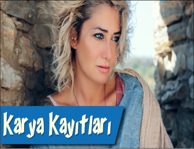 GEÇMİŞİNİN ŞARKILARINI SÖYLÜYOR