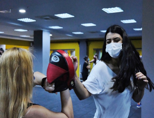 KADINLAR ŞİDDETE KARŞI KRAV MAGA ÖĞRENİYOR