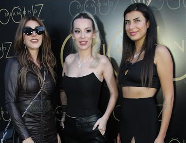 HANDE YENER ÜSTÜNDE SERVET TAŞIDI