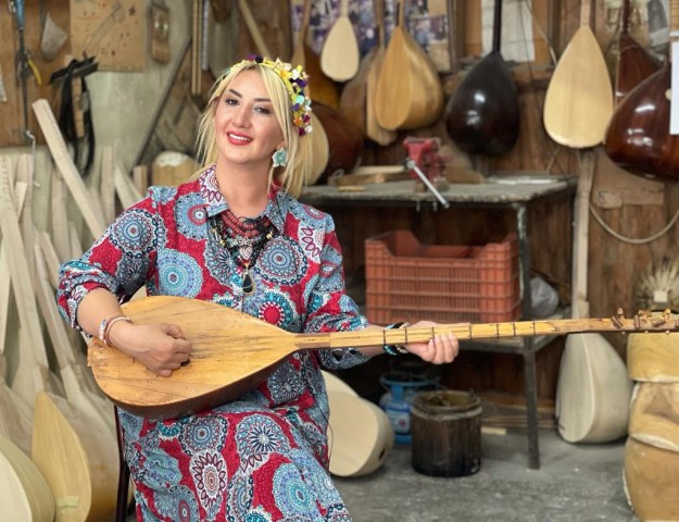 ÂŞIK VEYSEL’İN SAZINI ÇALDI