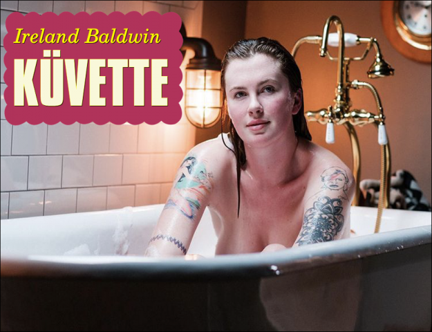 KÜVETE GİRİP ÇIPLAK POZ VERDİ