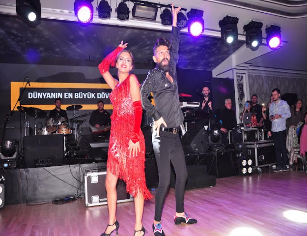 SAHNEDE EŞİYLE DANS ETTİ