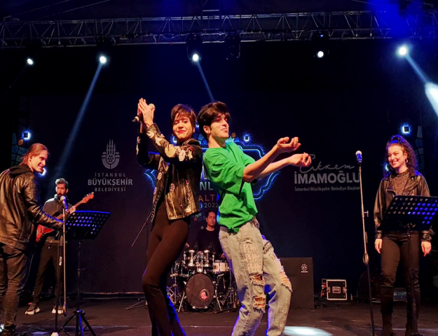 SAHNEDE HAYRANIYLA DANS ETTİ