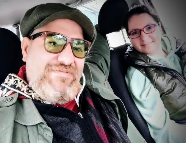 HAYALLERİNİ VE GERÇEKLERİNİ KİTAPLARA TAŞIYAN ADAM