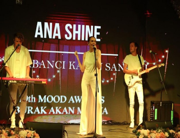 ÖDÜL GECESİNDE ÜNLÜLER GEÇİDİ