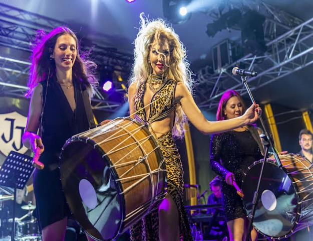 8 YIL SONRA SAHNEDE İZLEYENLERİ BÜYÜLEDİ