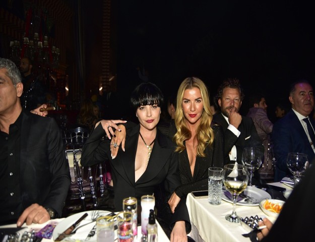 QUALİTY OF MAGAZİNE’İN YENİ YIL DAVETİNE ÜNLÜ AKINI