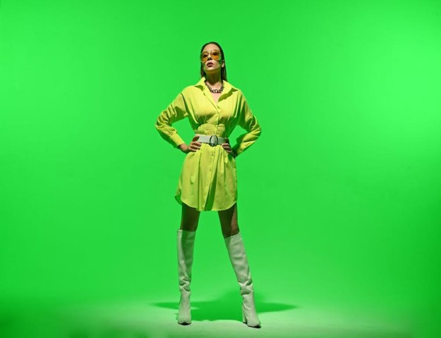 SERA TÜBEK ‘KAÇ KOVALAN’ İLE DÖNDÜ