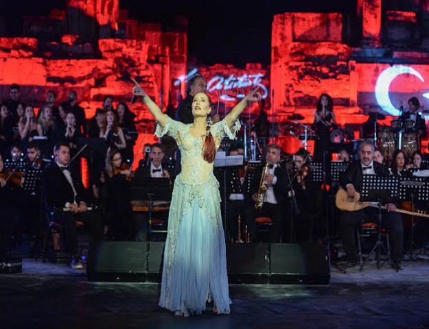 EFES ANTİK TİYATRO’DA DUYGU DOLU ANLAR YAŞANDI