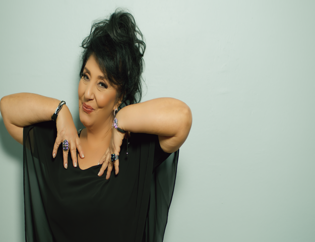 SEVGİLİLERE ŞARKISINI HEDİYE ETTİ