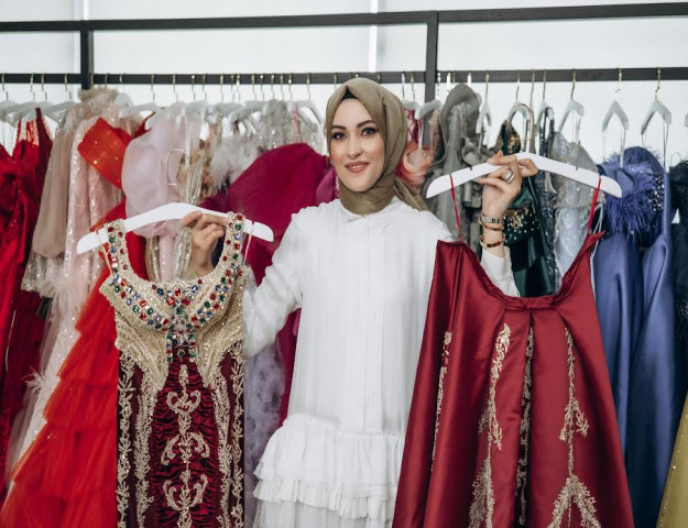 ÖZLEM DEĞİRMEN BÜYÜK DEFİLEYE HAZIRLANIYOR