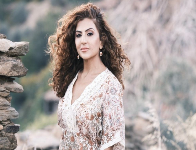 TÜRKÜLERİYLE DÜNYAYI AYDINLATIYOR