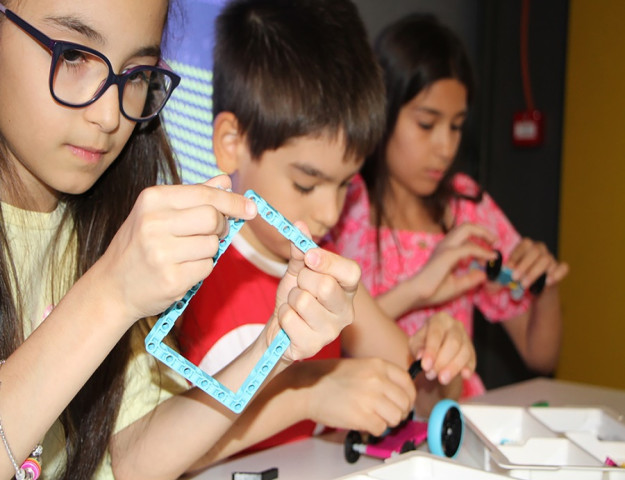 ASKIDA EĞİTİM MODELİYLE ÇOCUKLAR TEKNOLOJİYLE TANIŞIYOR