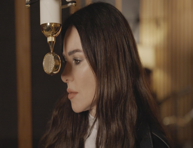 DEFNE SAMYELİ’DEN İKİNCİ SÜRPRİZ