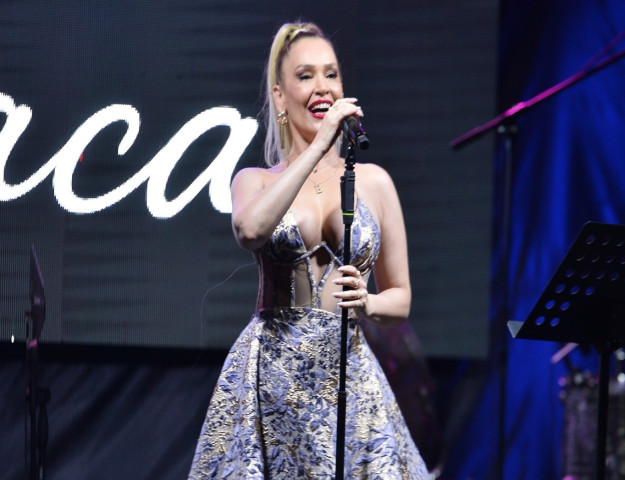 BANU KARACA’DAN AZKA’DA MUHTEŞEM BODRUM GECESİ