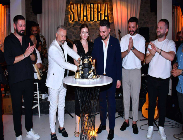YENİ YAŞINI DOSTLARIYLA MAÇKA SVADBA’DA KUTLADI