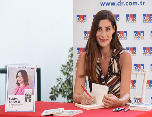 BODRUM D&R'DA 3 SAAT SÜREN İMZA KUYRUĞU