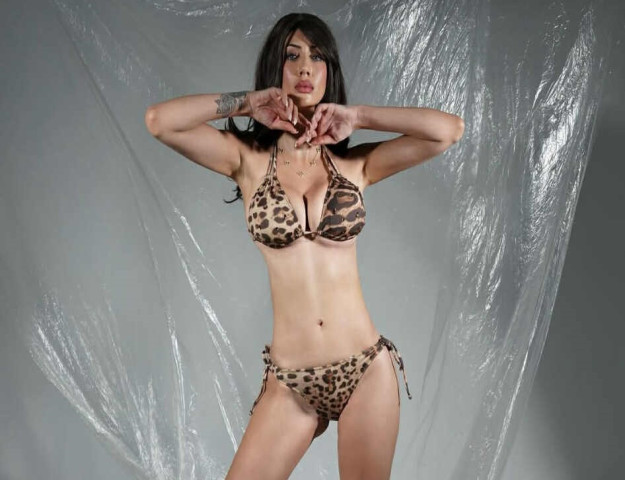 ESRA BEDİR GÜZELLİĞİYLE BÜYÜLEDİ