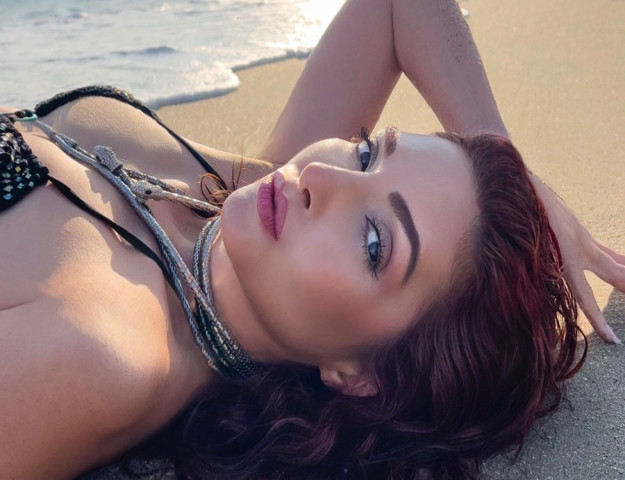 GÜLDEN BUDAK’TAN YAZ RENKLERİNİ TAŞIYAN “VERYANSIN”