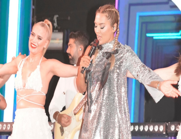 DEMET AKALIN KEMER’DE UNUTULMAZ BİR GECEYE İMZA ATTI