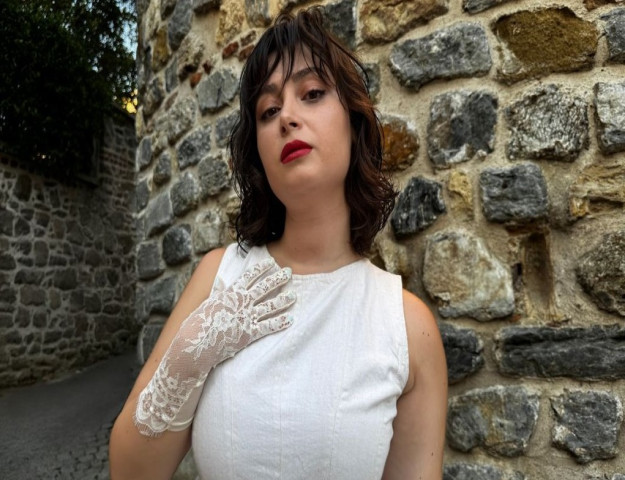 CEMRE ESEL’DEN YENİ TEKLİ: DELİ SANIYORLAR BENİ