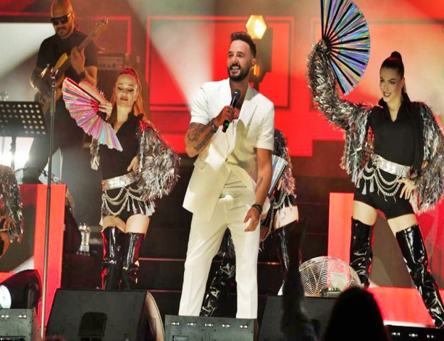 SAHNEDE YİNE IŞIL IŞIL BİR GÖKHAN ÖZEN RÜZGÂRI ESECEK