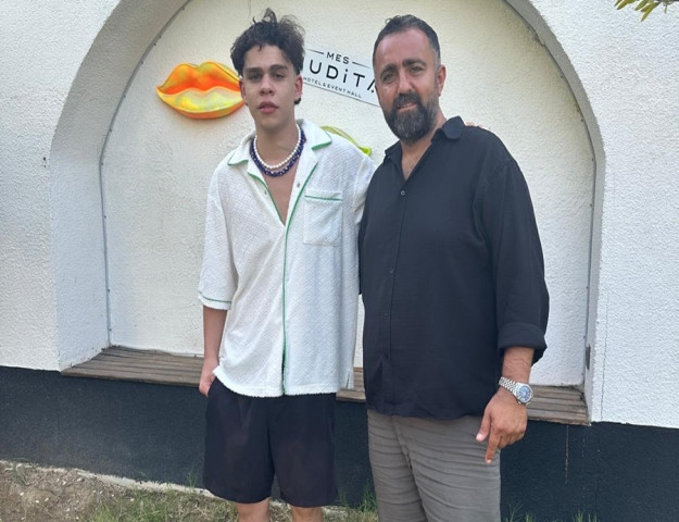 ALPER ERÖZER ALAÇATI TATİLİNDE DİKKAT ÇEKTİ