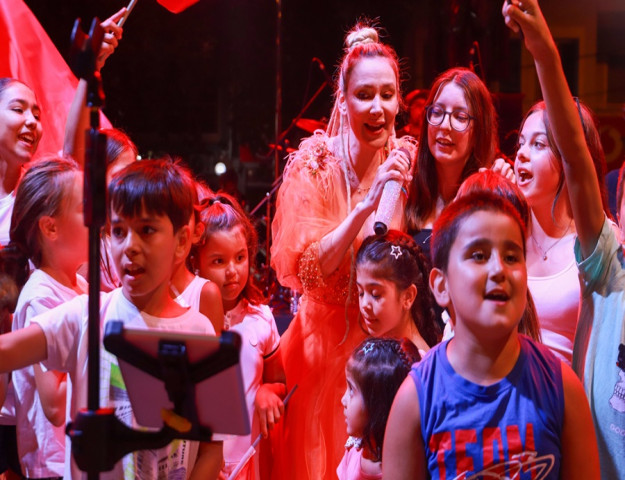 GÖKÇE BURHANİYE'Yİ SALLADI