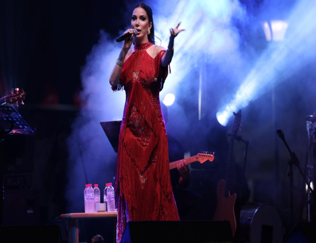 TUĞBA ÖZERK İLE ZAFER BAYRAMI COŞKUSU