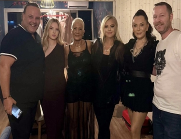 SİBEL ALAŞ VE JALE SİLİVRİ VİLLADA SEVENLERİYLE BULUŞTU