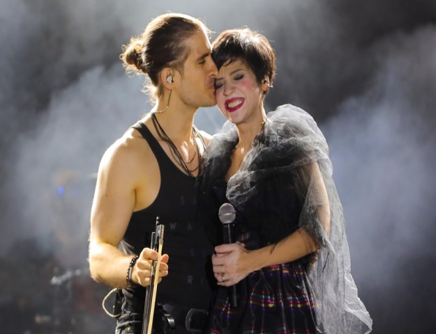 AYDİLGE VE EŞİ KONSERDE AŞKA GELDİ