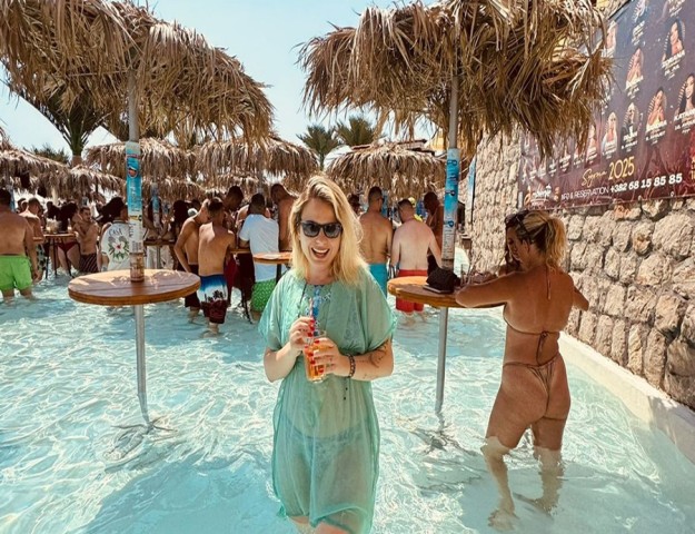 ÜNLÜ GEZGİN TUĞÇE ŞEN KARADAĞ'A YERLEŞTİ