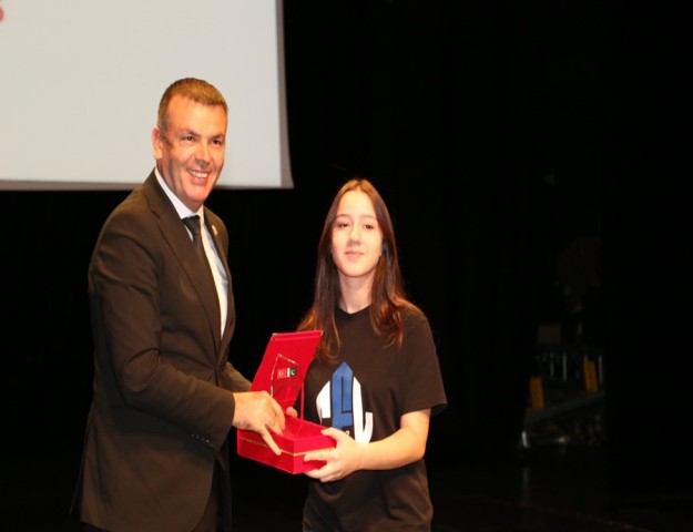 TÜMKİAD BAŞARILI ÖĞRENCİLERİ ÖDÜLLENDİRDİ