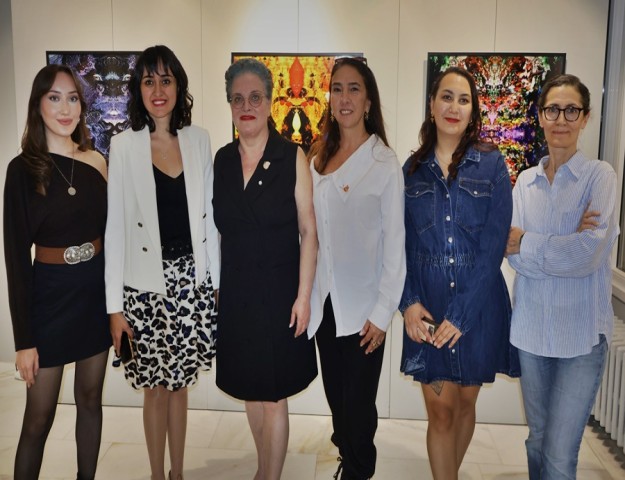 KADIN KİMLİĞİNE GÜÇLÜ BİR VURGU