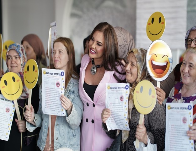 MUTLULUK REÇETESİYLE KAHKAHALAR SALONU SARDI