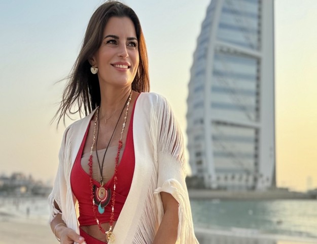 DUBAİ’DE DOLUNAY SEREMONİSİ VE YOGA YAPTIRDI