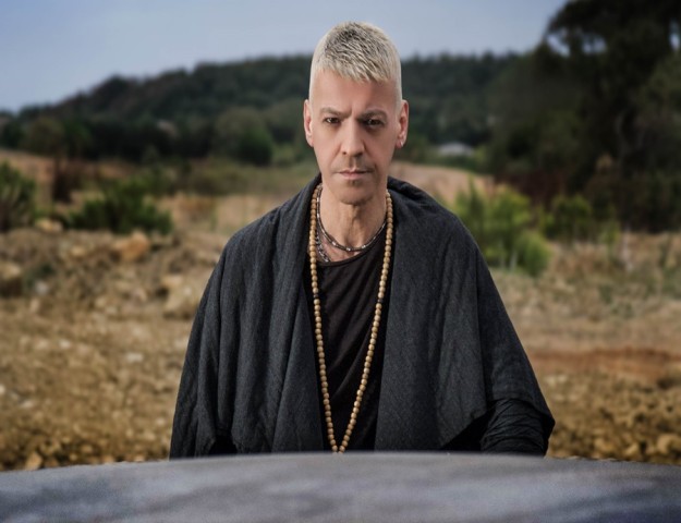 OKAY BARIŞ'A SEZEN AKSU HEDİYESİ