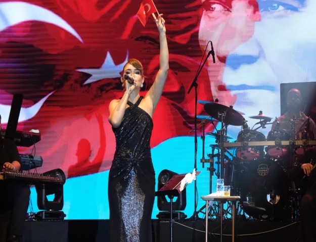 CUMHURİYET KADINIYIM, ATATÜRK’ÜN AÇTIĞI YOLDA ŞARKI SÖYLÜYORUM