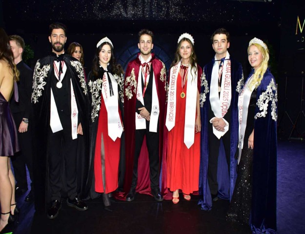 TÜRK SİNEMASININ YENİ YILDIZLARI SAHNEYE ÇIKTI