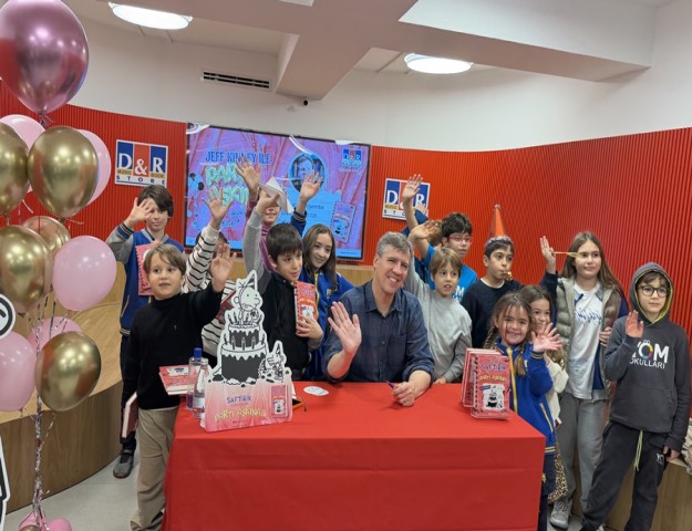 SAFTİRİK’İN YARATICISI JEFF KİNNEY, TÜRK HAYRANLARIYLA D&R’DA BULUŞTU