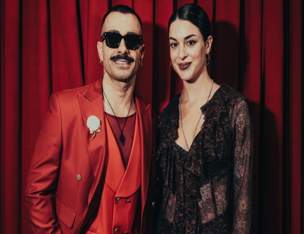 AŞK ŞARKILARIYLA  BÜYÜLEDİ