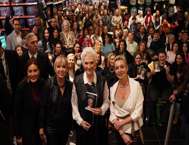 MAYE MUSK İSTANBUL’DA SAHNEDEYDİ
