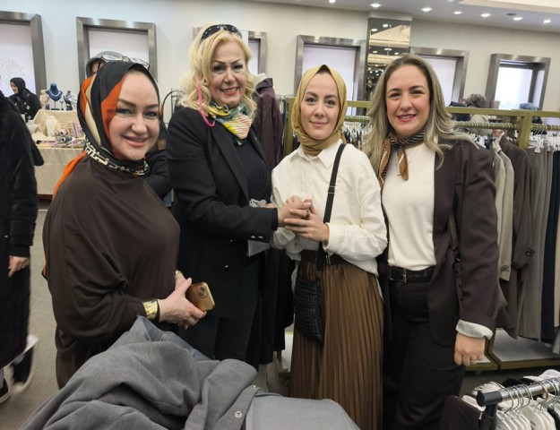 BAŞARILI ERKEĞİN ARKASINDAKİ KADIN