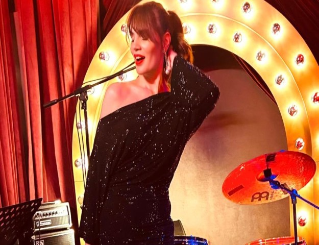 AYÇA VARLIER, SAHNEDE AJDA PEKKAN PERFORMANLARIYLA BÜYÜLEDİ