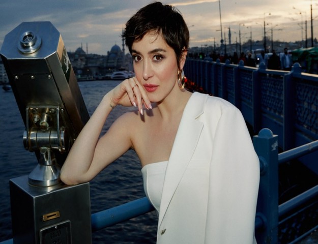 EZGİ EYÜBOĞLU’NDAN YENİ TEKLİ