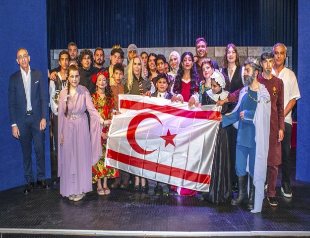KIBRISLI ÖZEL ÇOCUKLARDAN, ALKIŞLANAN ‘HAMLET’ PERFORMANSI