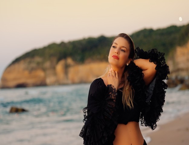 ZEYNEP AVCI'DAN YAZA ÖZEL ŞARKI