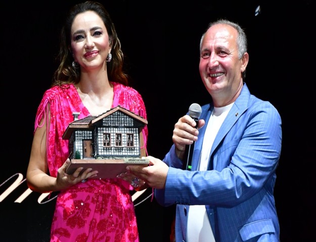 LAZ BÖREĞİ, SEMİCENK’E ARHAVİ KESTANE BALI İKRAM EDİLDİ